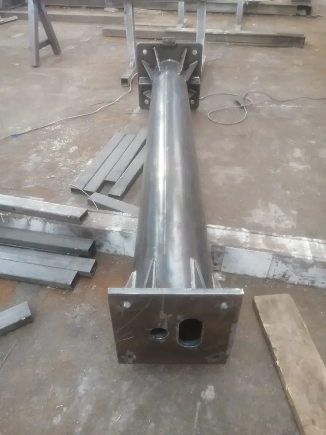 Металлическая стойка из круглой трубы с пластинами 2500х108х4