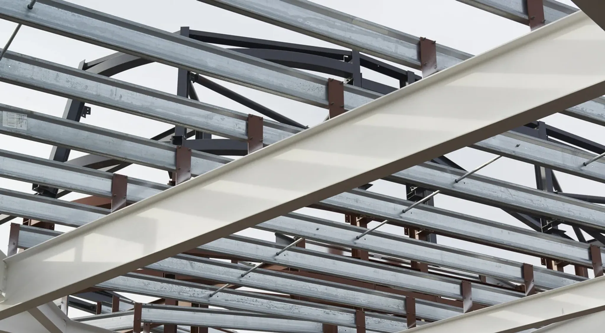 Металлические прогоны для Красноярского края: надежные решения для сурового климата