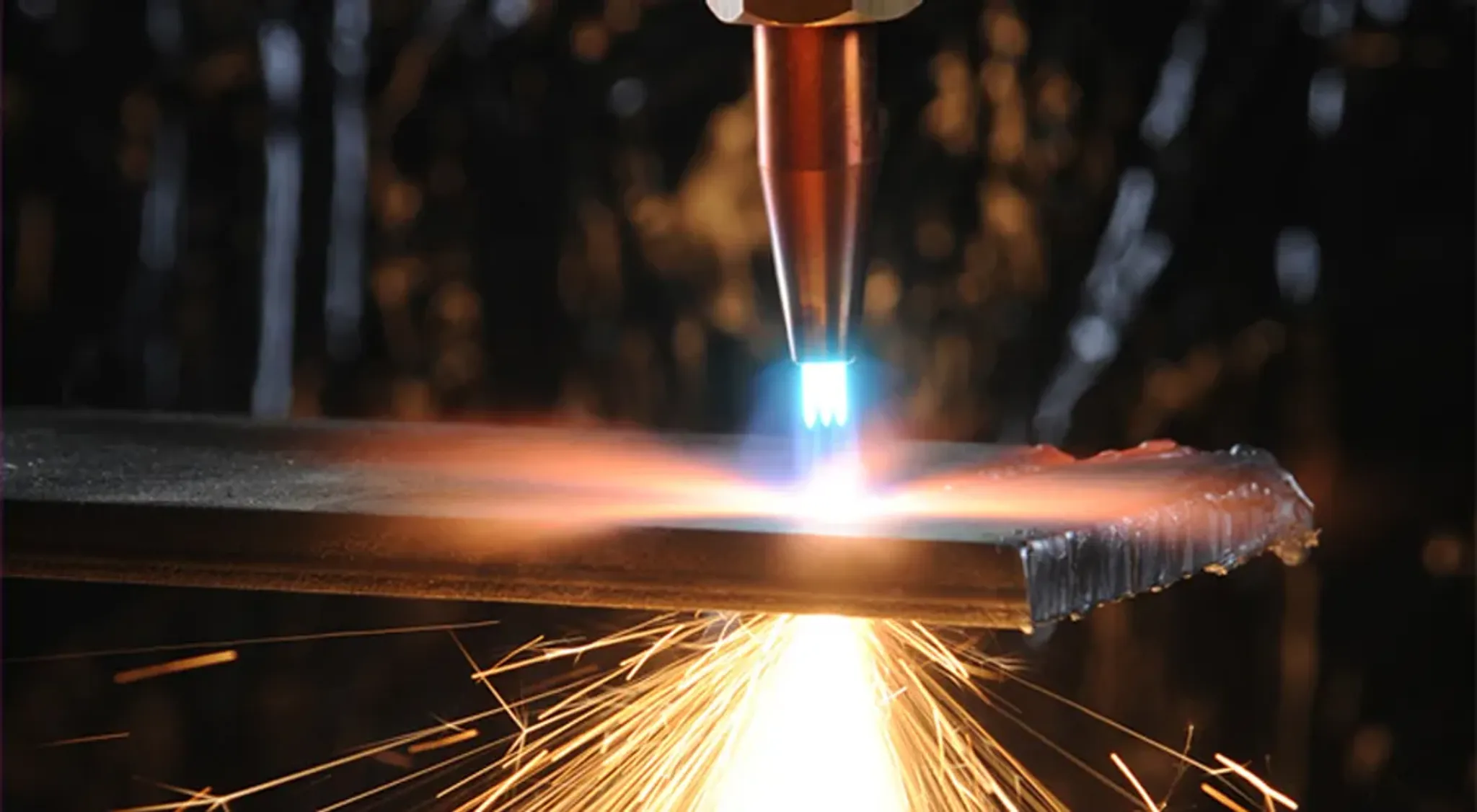 Точность резки стали: полное руководство по параметрам, стандартам, технологиям и экономике процесса