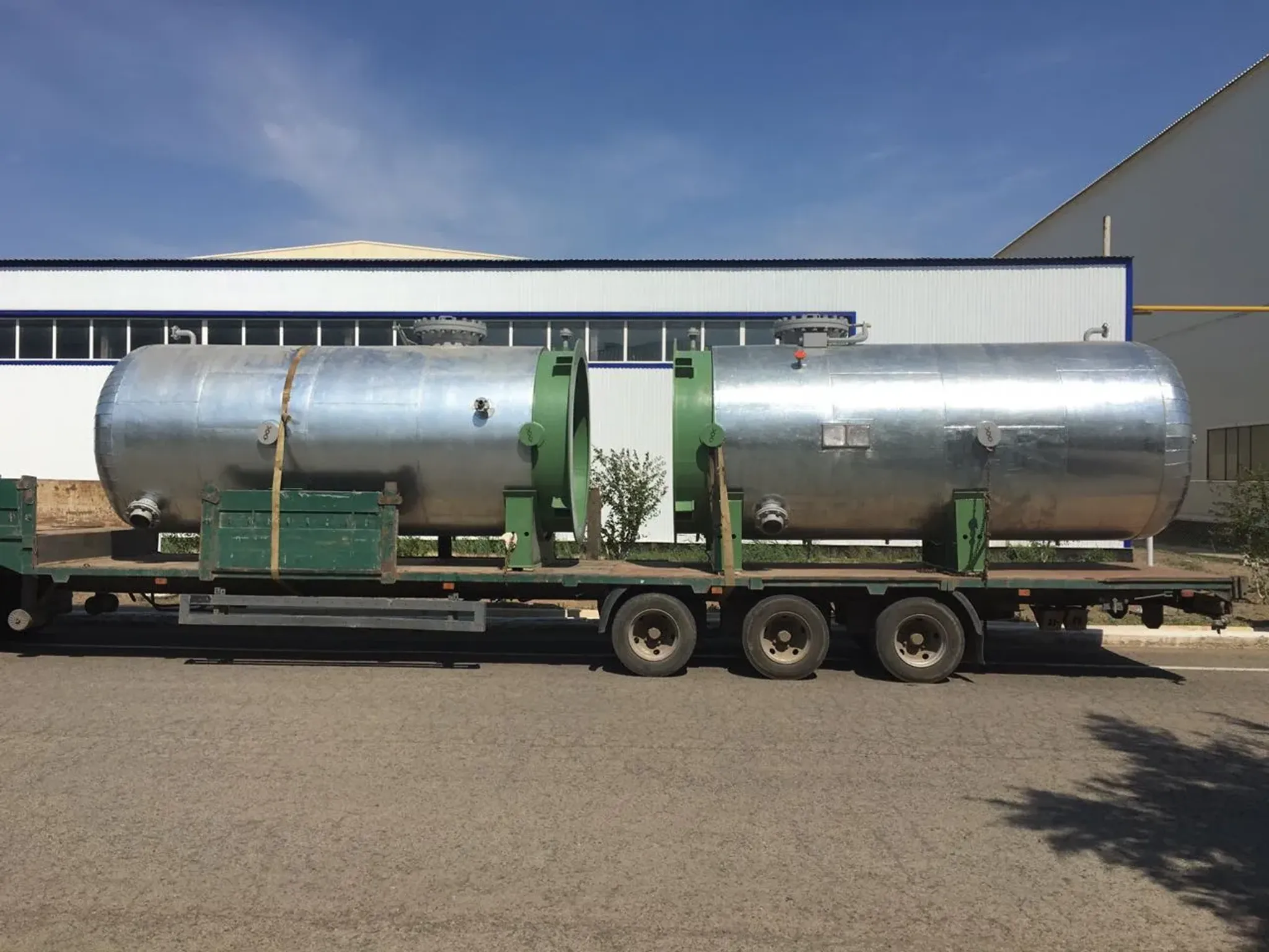 Аппараты емкостные цилиндрические производство под ключ для Хабаровского края – проектирование, поставка, монтаж и гарантийное обслуживание