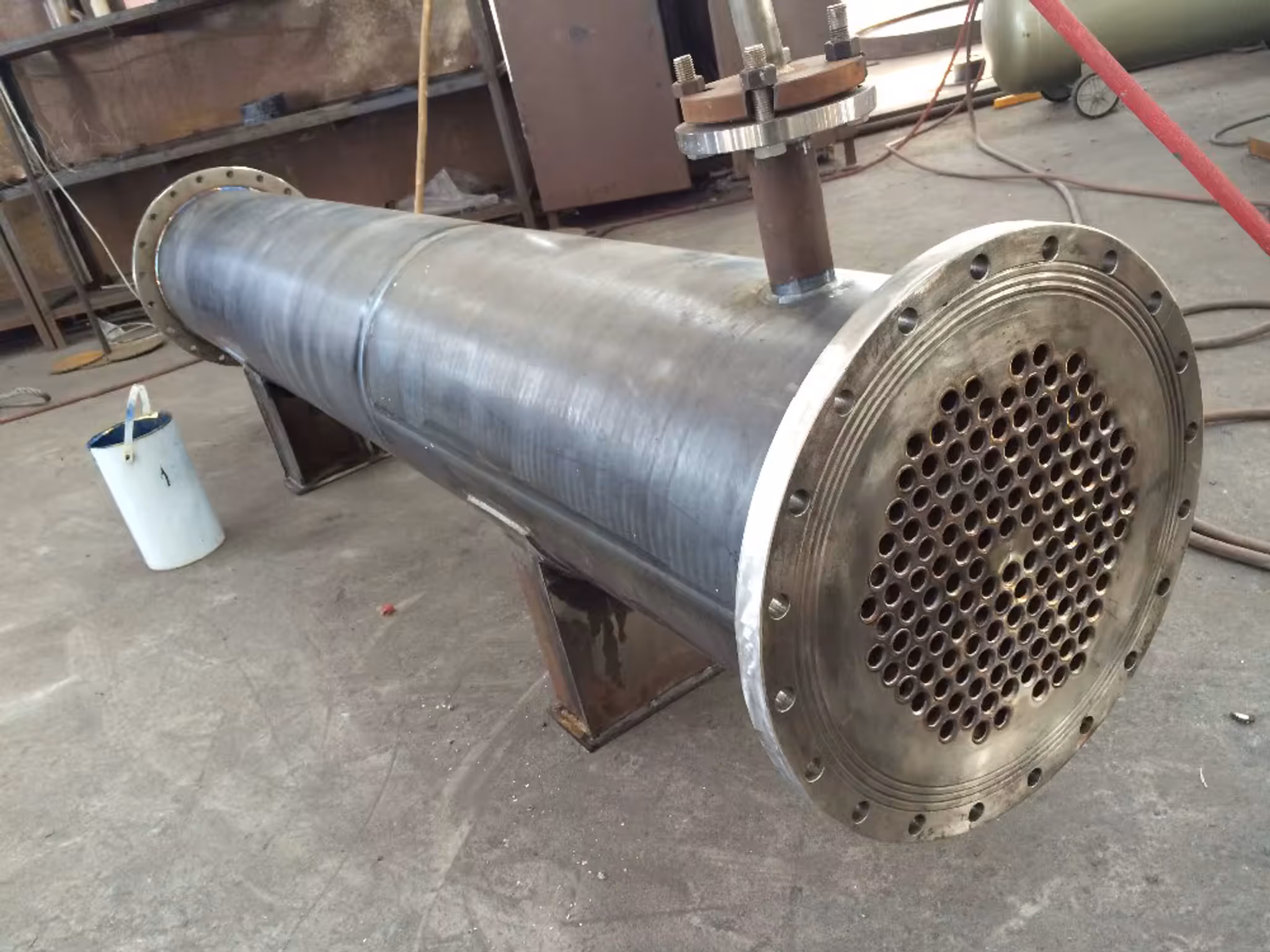 Кожухотрубные теплообменники с компенсатором и трубными решётками: производство, поставка и монтаж под ключ в Республике Татарстан