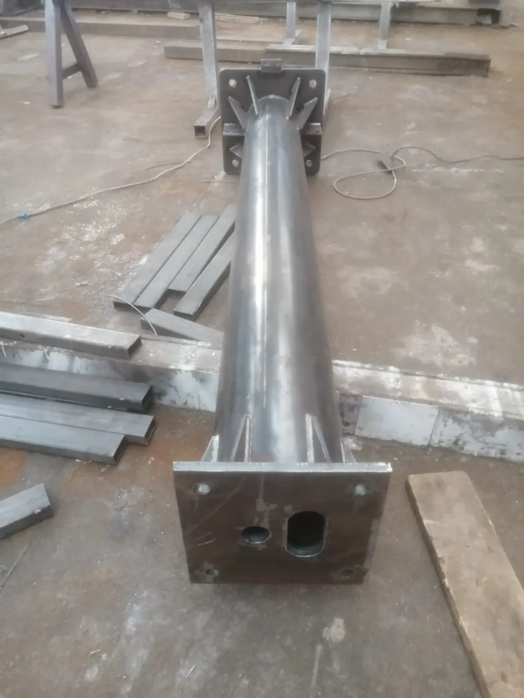 Металлическая стойка из круглой трубы с пластинами 2000х48х2